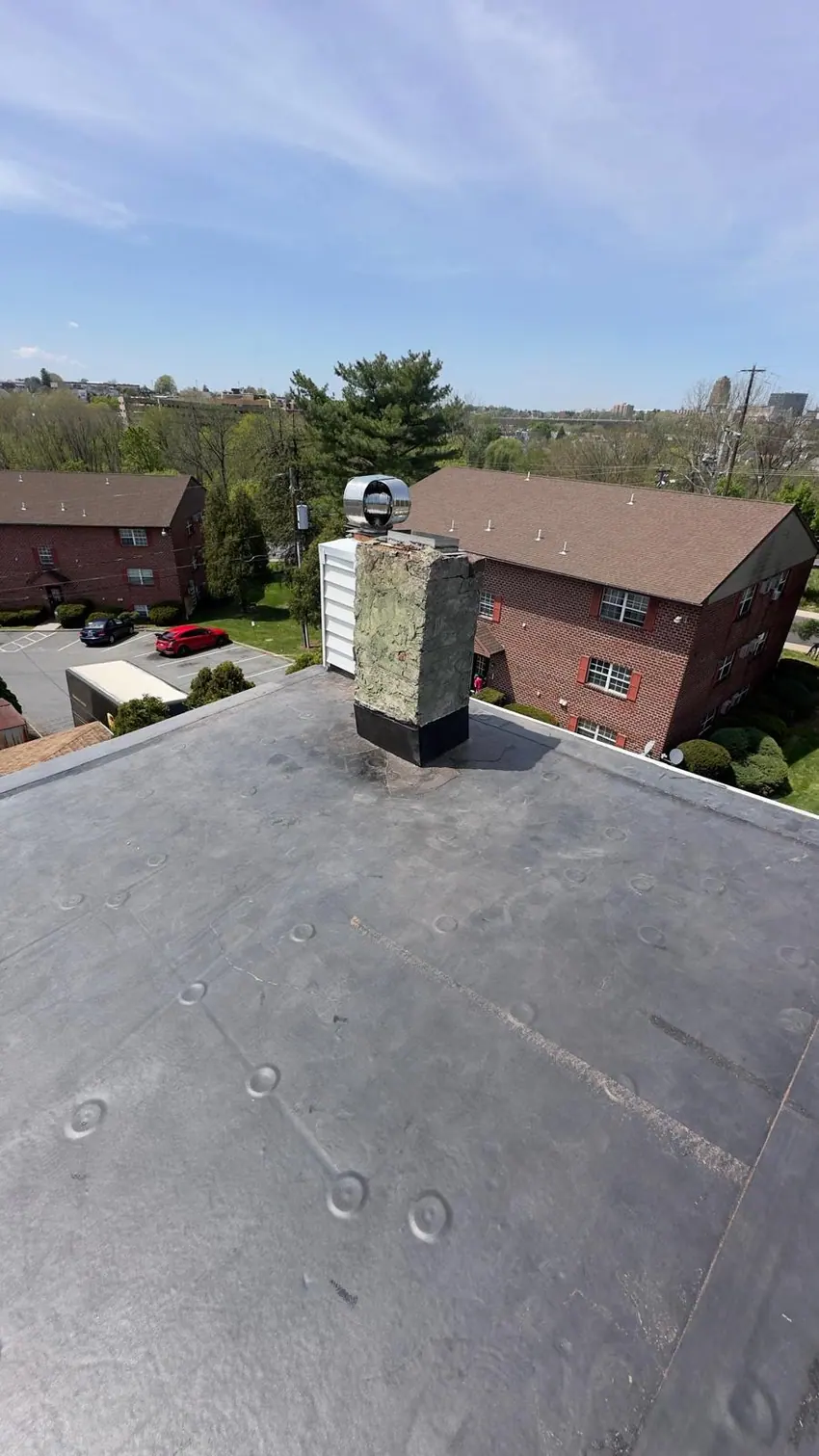 Membrana de techo plano alrededor de chimenea