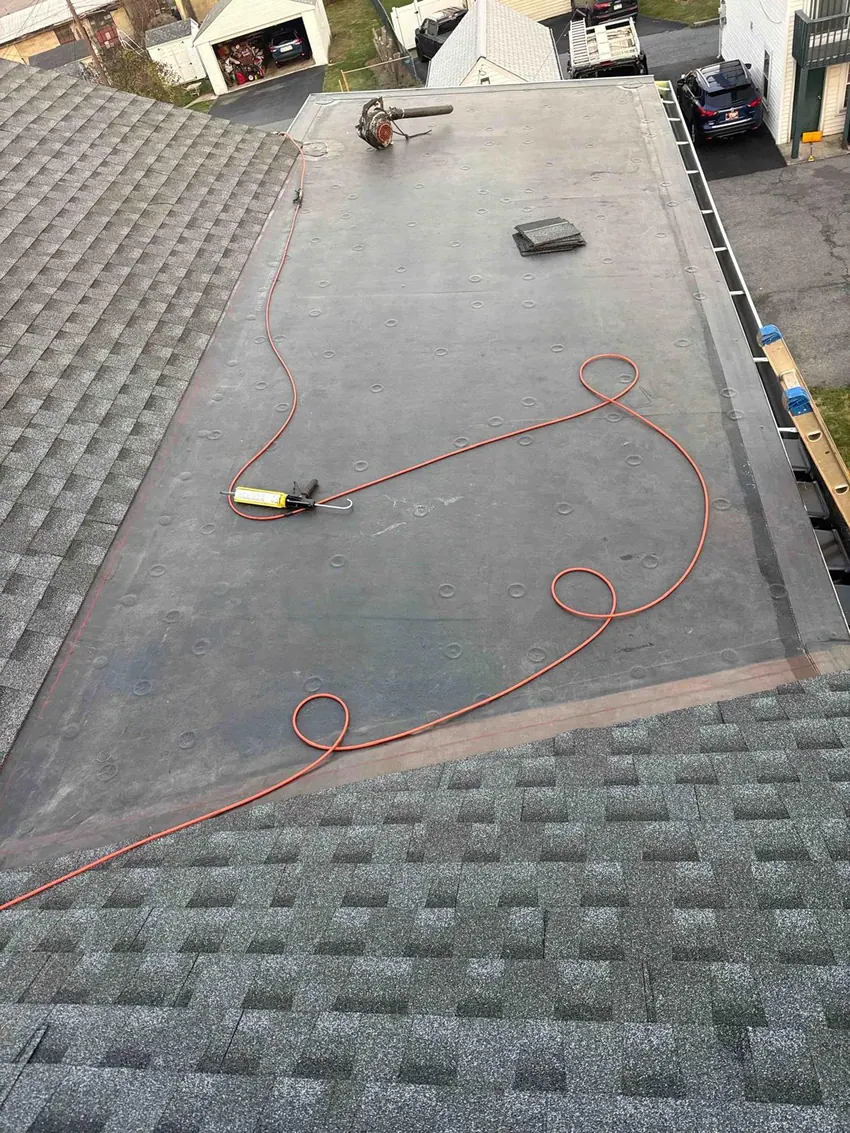Membrana de techo plano junto a techo de shingles