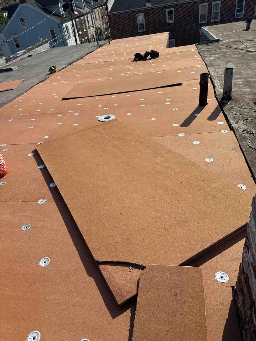 Base de techo con paneles durante la instalación