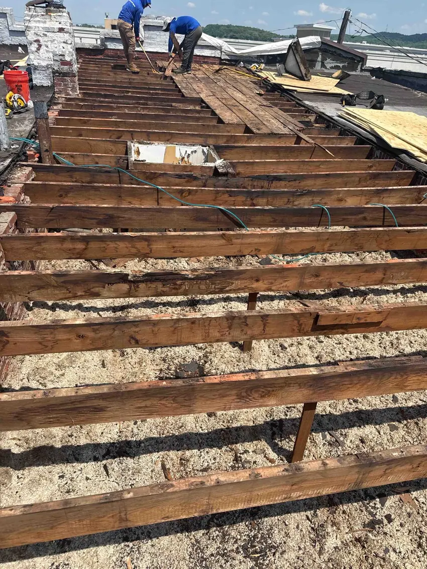 Estructura expuesta durante reparación de techo