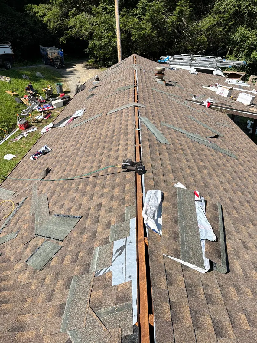 Instalación de shingles y cumbrera en proceso